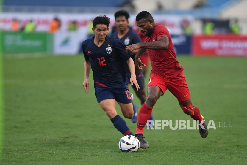 Pesepak bola tim nasional U-23 Indonesia Marinus Manewar (kanan) menggiring bola dibayangi pesepak bola tim nasional Thailand U-23 Thawornsak Kannarin (kiri), pada pertandingan perdana Grup K kualifikasi Piala Asia U-23 AFC 2020, di Stadion Nasional My Dinh, Hanoi, Vietnam, Jumat (22/3/2019).