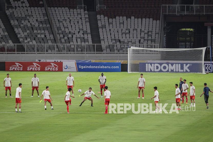 Pesepak bola tim Persik Kediri mengikuti sesi latihan di Stadion Utama Gelora Bung Karno, Senayan, Jakarta, Kamis (26/8/2021). Latihan tersebut dilakukan jelang laga pembuka BRI Liga 1 2021-2022 pada Jumat (27/8). 