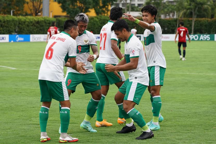 Pesepak bola Timnas Indonesia Asnawi Mangkualam (kedua kanan) melakukan selebrasi bersama rekan-rekannya usai membobol gawang Timnas Laos di dalam babak pertama pertandingan grup B Piala AFF 2020 di Stadion Bishan, Singapura, Ahad (12/12/21). Timnas Indonesia berhasil mengalahkan Laos 5-1.