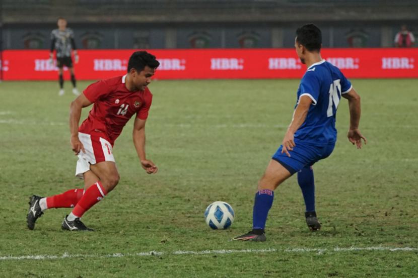 Pesepak bola Timnas Indonesia Asnawi Mangkualam (kiri) berusaha melewati pemain lawan. (ilustrasi)