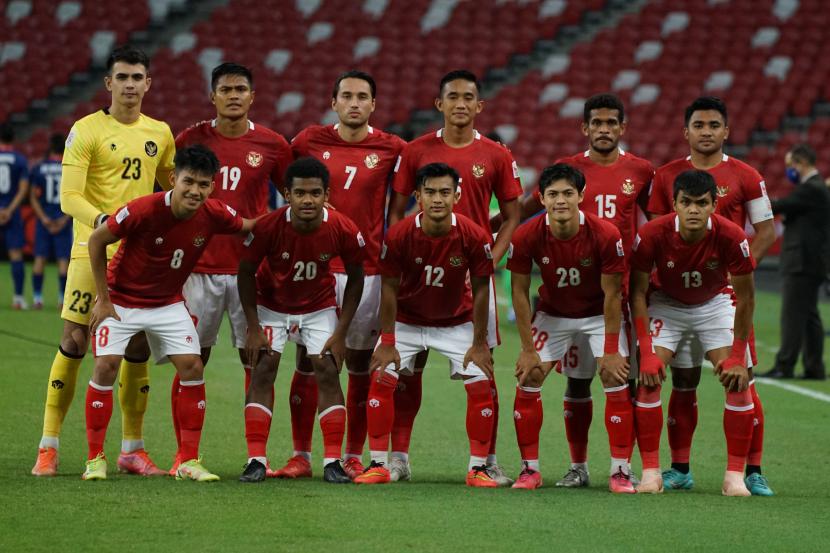 Skuad Timnas Indonesia berpose di hadapan fotografer sebelum bertanding melawan Timnas Singapura dalam pertandingan Semi Final Leg 2 Piala AFF 2020 di National Stadium, Singapura, Sabtu (25/12/2021). 