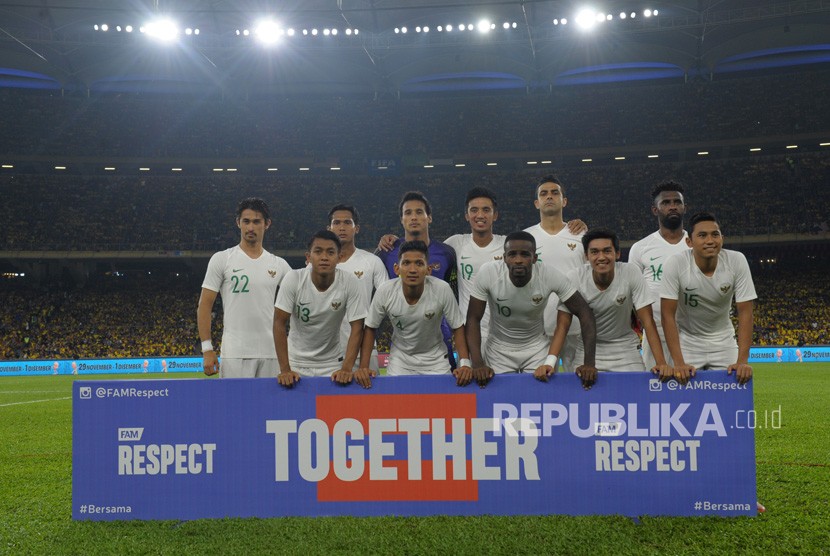Pesepak bola timnas Indonesia berpose sebelum saat pertandingan kualifikasi Piala Dunia 2022 Grup G Zona Asia di Stadion Bukit Jalil, Kuala Lumpur, Malaysia, Selasa (19/11/2019).