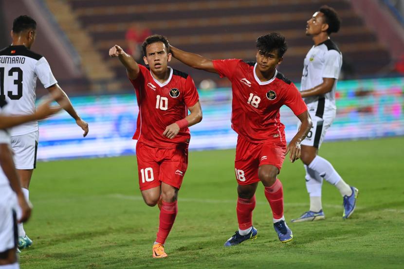 Pesepak bola Timnas Indonesia Egy Maulana Vikri (kiri) berselebrasi (ilustrasi). Egy mencetak gol saat Indonesia mengalahkan Filipina 4-0 di SEA Games.