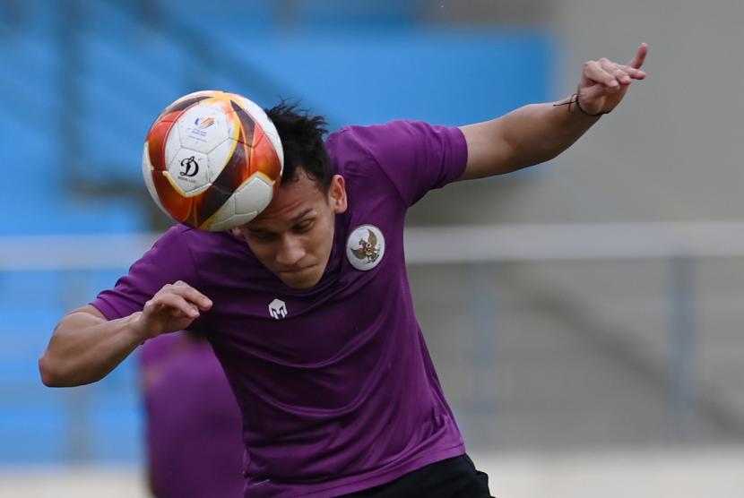 Pesepak bola Timnas Indonesia Egy Maulana Vikri menyundul bola dalam latihan jelang laga melawan Timnas Timor Leste di Stadion Distrik Tam Nong, Phu Tho, Vietnam, Jumat (9/5/2022). Jelang laga kedua grup A SEA Games 2021 yang akan berlangsung pada Selasa (10/5) itu, Timnas Indonesia masih menghadapi kendala lapangan latihan yang buruk, salah satunya karena ukurannya yang tidak sesuai standar FIFA.