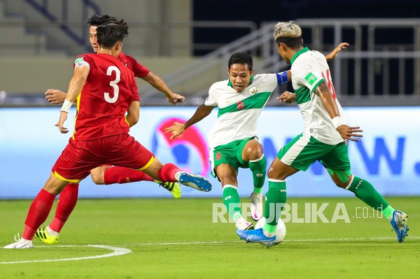 Pesepak bola Timnas Indonesia Evan Dimas (kedua kanan) mempertahankan bola dari kawalan pesepak bola Timnas Vietnam Que Ngoc Hai (kiri) dalam pertandingan Grup G Kualifikasi Piala Dunia 2022 zona Asia di Stadion Al Maktoum, Dubai, Uni Emirat Arab, Senin (7/6/2021) malam. Timnas Indonesia kalah dari Timnas Vietnam dengan skor 0-4 dalam pertandingan tersebut. 