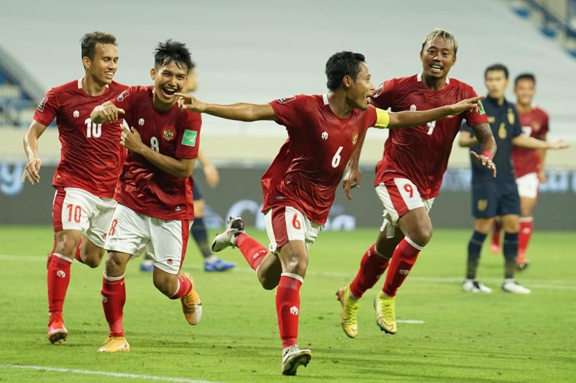 Pesepak bola Timnas Indonesia Evan Dimas (ketiga kiri) melakukan selebrasi dengan rekan-rekannya usai membobol gawang Timnas Thailand dalam pertandingan Grup G Kualifikasi Piala Dunia 2022 zona Asia di Dubai, Uni Emirat Arab, Kamis (3/6/2021) malam. Timnas Indonesia menahan seri 2-2 Timnas Thailand dalam pertandingan tersebut.