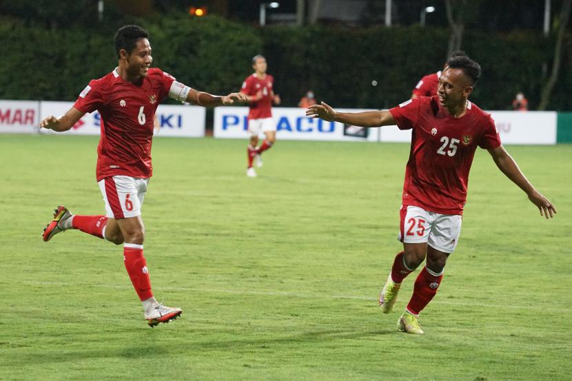 Pesepak bola Timnas Indonesia Evan Dimas (kiri) dan Irfan Jaya (kanan) berselebrasi usai menjebol gawang Kamboja dalam pertandingan grup B Piala AFF 2020 di Stadion Bishan, Singapura, Kamis (9/12/21). Timnas Indonesia menang dengan skor 4-2.