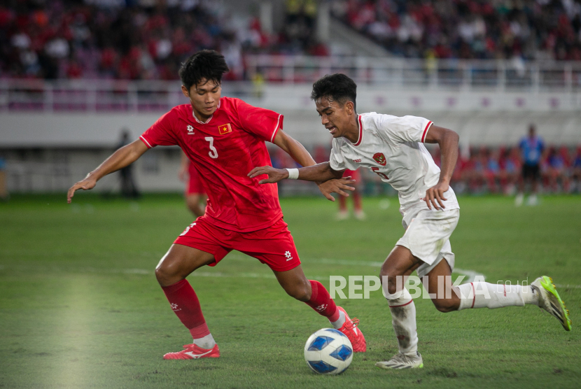 Pesepak bola Timnas Indonesia Evandra Florasta (kanan) berebut bola dengan pesepak bola Timnas Vietnam Le Huy Viet Anh (kiri) pada pertandingan perebutan juara ketiga Piala AFF U-16 di Stadion Manahan, Solo, Jawa Tengah, Rabu (3/7/2024). Timnas Indonesia menang atas Vietnam dengan skor 5-0.