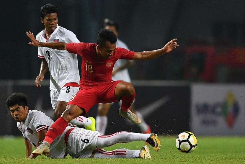 Pesepak bola Timnas Indonesia Irfan Jaya (kanan) mempertahankan bola yang coba direbut pesepak bola Myanmar Hlaing Bo Bo (bawah) dalam pertandingan persahabatan di Stadion Wibawa Mukti, Cikarang Timur, Kabupaten Bekasi, Jawa Barat, Rabu (10/10). Indonesia menang atas Myanmar dengan skor akhir 3-0. 