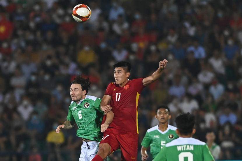 Pesepak bola Timnas Indonesia Marc Klok (kiri) berebut bola dengan pesepak bola Vietnam Dung Nham Manh (kedua kiri) dalam laga perdana Grup A Sepak Bola SEA Games 2021 di Stadion Viet Tri, Phu Tho, Vietnam, Jumat (6/5/2022). Indonesia kalah dengan skor 0-3.