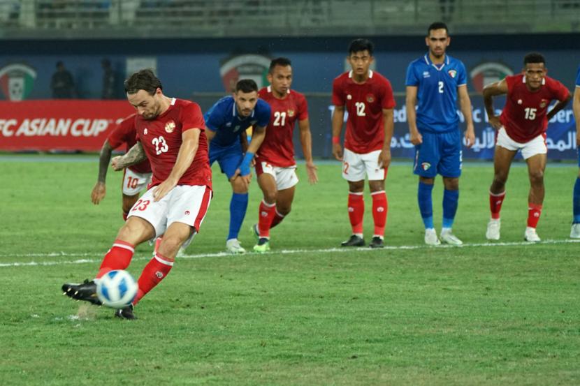 Pesepak bola Timnas Indonesia Marc Klok (kiri) melakukan tendangan penalti ke arah gawang Timnas Kuwait dalam laga perdana Grup A Kualifikasi Piala Asia 2023 di Stadion Internasional Jaber Al Ahmad, Kuwait, Rabu (8/6/2022).