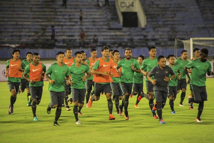 Pesepak bola Timnas Indonesia menggelar latihan di Stadion Manahan, Solo, Jawa Tengah, Senin (5/9). 