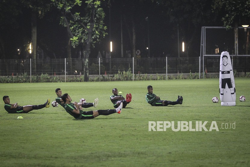 Pesepak bola timnas Indonesia mengikuti sesi latihan di lapangan ABC Gelora Bung Karno (GBK), Senayan, Jakarta, Jumat (7/6/2019). 