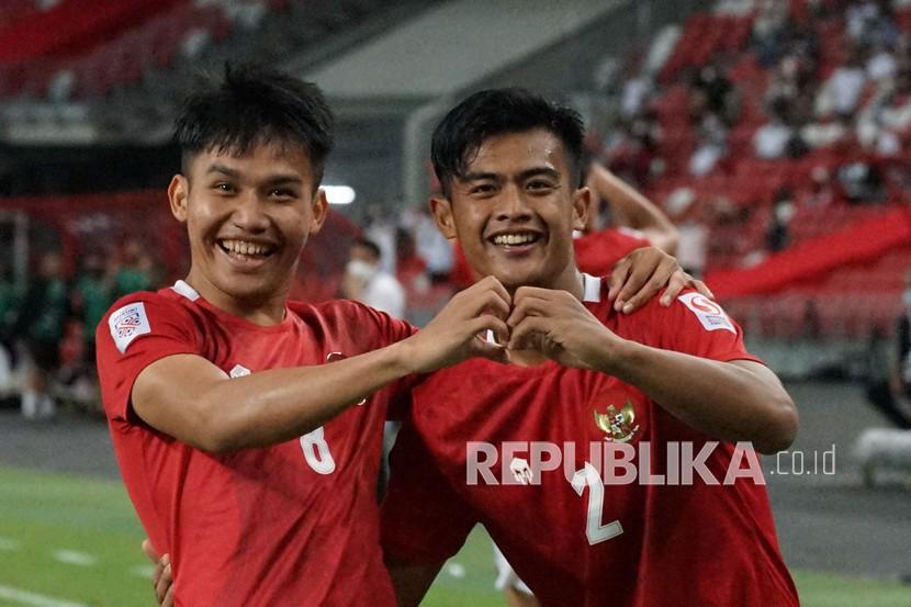 Pesepak bola timnas Indonesia Pratama Arhan (kanan) saat melakukan selebrasi dengan rekannya Witan Sulaeman dalam laga Piala AFF 2020. Arhan, Witan, dan Alfeandra Dewangga menjadi kandidat pemain muda terbaik Piala AFF 2020.