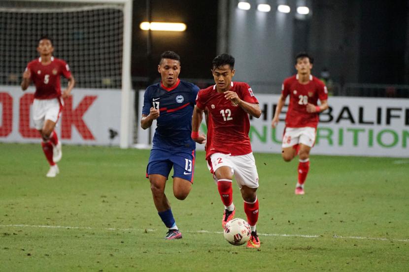 Pesepak bola Timnas Indonesia Pratama Arhan (kedua kanan) berusaha masuk ke pertahanan lawan dengan dibayangi pesepak bola Timnas Singapura Zulqarnaen Suzliman (kedua kiri) dalam pertandingan Semi Final Leg 2 Piala AFF 2020 di National Stadium, Singapura, Sabtu (25/12/2021). 