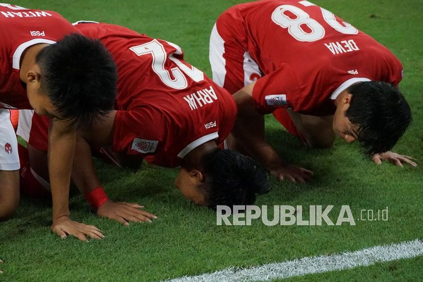Pesepak bola timnas Indonesia Pratama Arhan (tengah) melakukan sujud syukur dengan rekan-rekannya usai menjebol gawang Malaysia dalam pertandingan Grup B Piala AFF 2020 di National Stadium, Singapura, Ahad (19/12/2021). Indonesia menang dengan skor 4-1 dan lolos ke babak semifinal Piala AFF 2020.