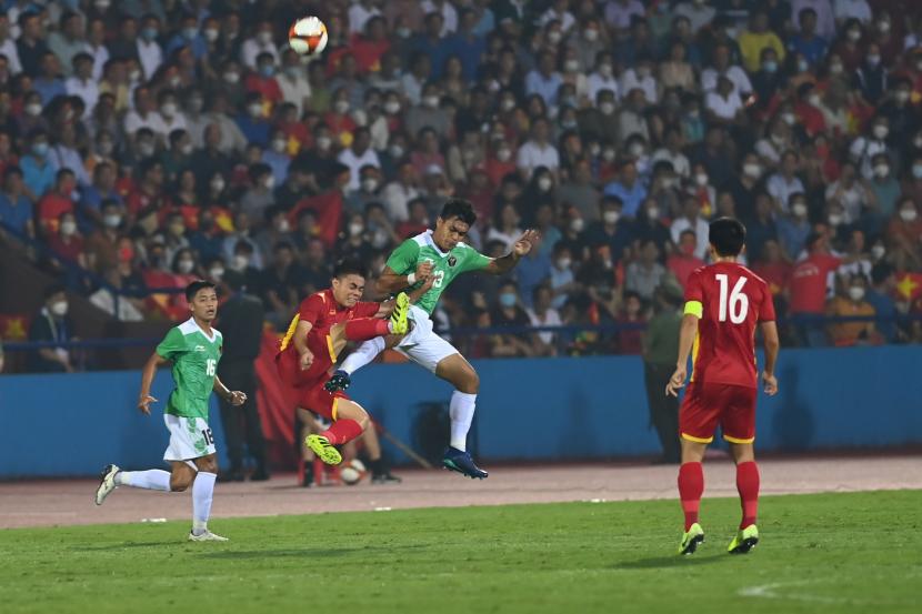 Pesepak bola timnas U-23 Indonesia Rachmat Irianto (kedua kanan) berebut bola dengan sejumlah pesepak bola timnas Vietnam dalam laga perdana Grup A Sepak Bola SEA Games 2021 di Stadion Viet Tri, Phu Tho, Vietnam, Jumat (6/5/2022). Indonesia kalah 0-3 di laga itu.