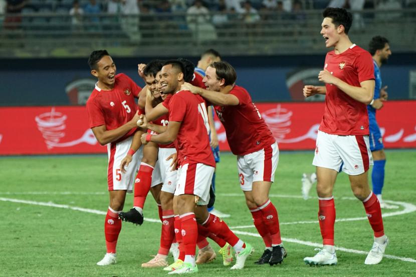 Pesepak bola timnas Indonesia Rachmat Irianto (kedua kiri) berselebrasi dengan rekan-rekannya usai membobol gawang timnas Kuwait dalam laga perdana Grup A Kualifikasi Piala Asia 2023 di Stadion Internasional Jaber Al Ahmad, Kuwait, Rabu (8/6/2022). Indonesia menang dengan skor 2-1.