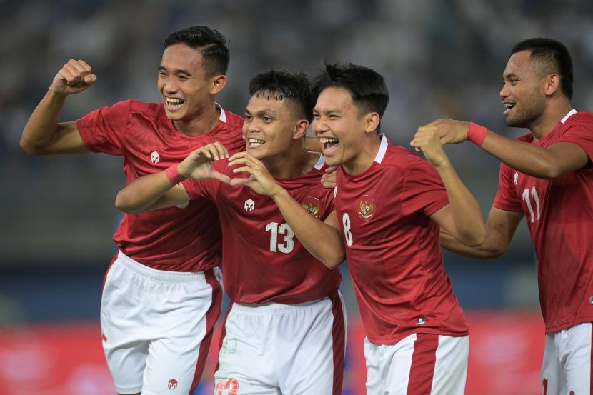 Pesepak bola Timnas Indonesia Rachmat Irianto (kedua kiri) berselebrasi dengan rekan-rekannya usai membobol gawang Timnas kuwait dalam laga perdana Grup A Kualifikasi Piala Asia 2023 di Stadion Internasional Jaber Al Ahmad, Kuwait, Rabu (8/6/2022). Indonesia menang dengan skor 2-1. 
