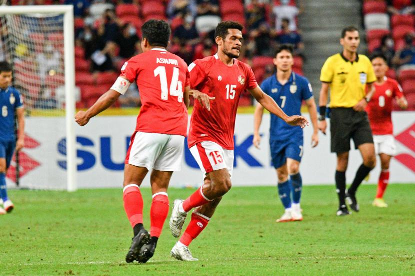 Pesepak bola Timnas Indonesia Ricky Kambuaya (kanan) berselebrasi dengan rekannya, Asnawi Mangkualam (kiri) usai membobol gawang Timnas Thailand dalam pertandingan Babak Final Leg 2 Piala AFF 2020 di National Stadium, Singapura, Sabtu (1/1/2022)