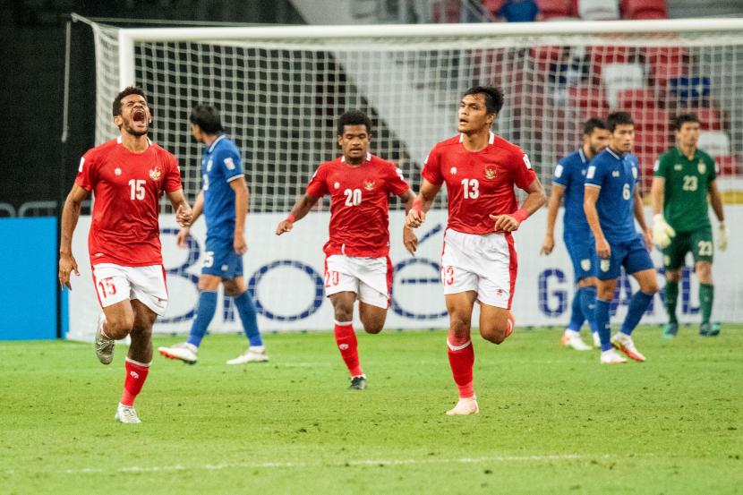 Pesepak bola Timnas Indonesia Ricky Kambuaya (kiri) melakukan selebrasi usai membobol gawang Timnas Thailand dalam pertandingan Babak Final Leg 2 Piala AFF 2020 di National Stadium, Singapura, Sabtu (1/1/2022).