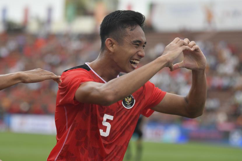 Pesepak bola Timnas Indonesia Rizky Ridho Ramadhani melakukan berselebrasi usai mencetak gol ke gawang Filipina dalam laga lanjutan Grup A Sepak Bola SEA Games 2021 Vietnam di Stadion Viet Tri, Phu Tho, Vietnam, Jumat (13/5/2022).