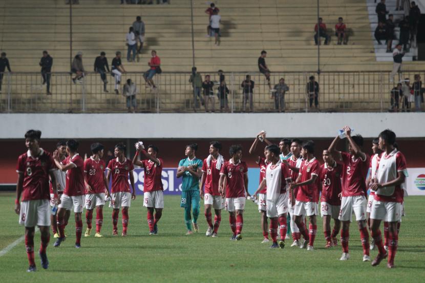 Pesepak bola Timnas Indonesia U-16 berselebrasi usai melawan Timnas Filipina U-16 saat laga AFF U-16 2022 di Stadion Maguwoharjo, Depok, Sleman, D.I Yogyakarta,  (31/7/2022). Timnas U-16 Indonesia mengalahkan Timnas Filipina U-16 dengan skor akhir 2-0. 