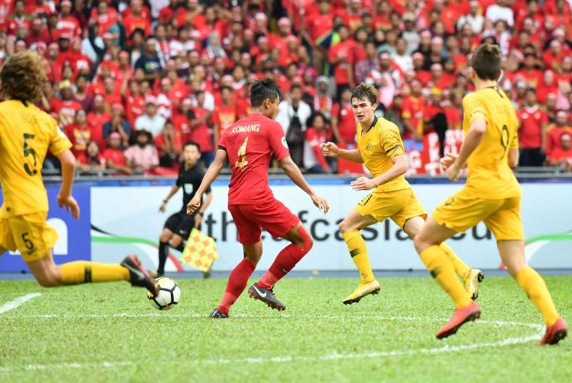 Pesepak bola Timnas Indonesia U-16 Komang Teguh Trisnanda (kedua kiri) berebut bola dengan tiga pesepak bola Australia pada pertandingan perempat final Piala AFC U-16 di Stadion Nasional Bukit Jalil, Malaysia, Senin (1/10).