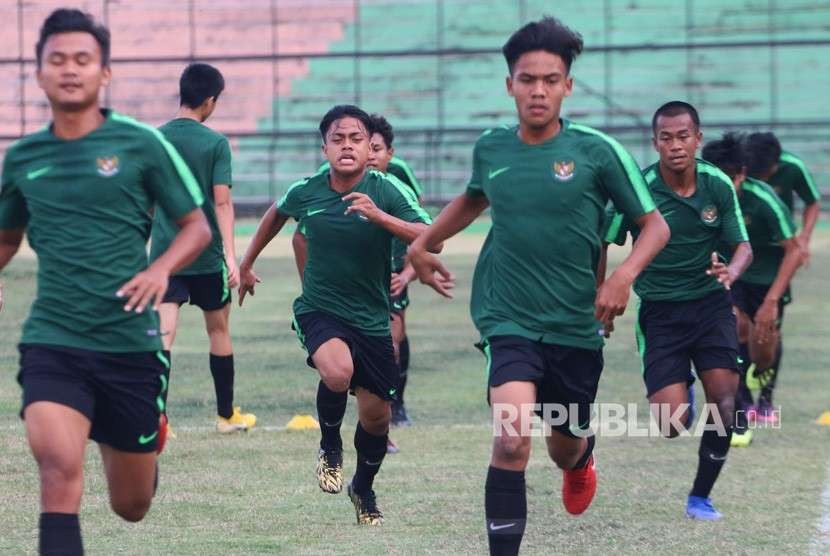 Pesepak bola Timnas Indonesia U-16 mengikuti sesi latihan, di Stadion Teladan, Medan, Sumatera Utara, Jumat (24/8). 