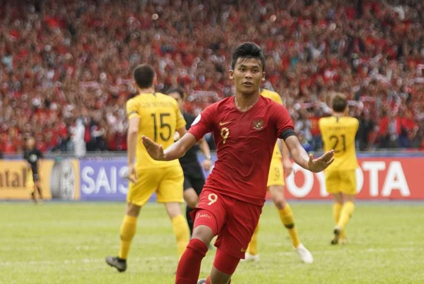 Pesepak bola Timnas Indonesia U-16 Sutan Zico melakukan selebrasi seusai mencetak gol ke gawang Australia pada pertandingan perempat final Piala AFC U-16 di Stadion Nasional Bukit Jalil, Malaysia, Senin (1/10).