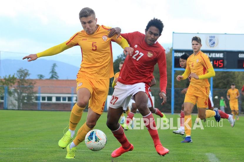 Pesepak bola Timnas Indonesia U-19 Braif Fatari (kanan) berebut bola dengan pesepak bola Macedonia Utara Viktor Krstevski (kiri) pada laga uji coba di Stadion NK Junak Sinj, Split, Kroasia, Ahad (11/10/2020). Timnas Indonesia menang 4-1 atas Macedonia Utara.