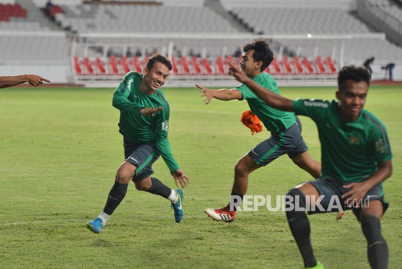 Pesepak bola Timnas Indonesia U-19 Egy Maulana Vikri (kiri) berlatih bersama rekannya di Stadion Utama Gelora Bung Karno (SUGBK), Senayan, Jakarta (ilustrasi)