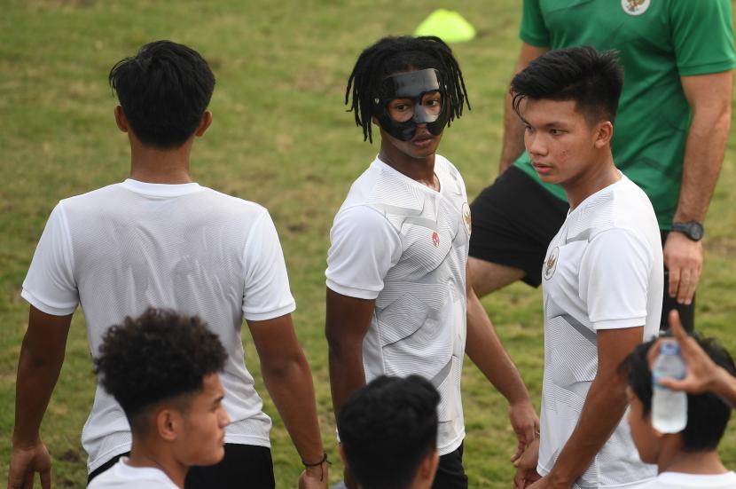 Pesepak bola Timnas Indonesia U-19 Ronaldo Kwateh mengenakan pelindung wajah saat berlatih di Lapangan ABC, Senayan, Jakarta, Selasa (30/8/2022). Latihan tersebut merupakan persiapan untuk menghadapi laga kualifikasi Piala Asia U-20 2023. 