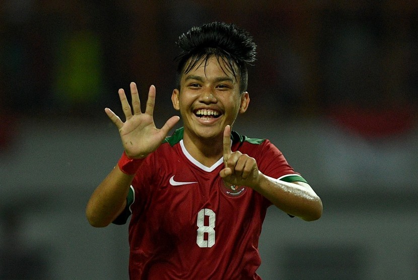 Pesepak bola Timnas Indonesia U-19 Witan Sulaeman melakukan selebrasi setelah mencetak gol pertama bagi Indonesia saat melawan Timnas Thailand U-19 dalam pertandingan persahabatan di Stadion Wibawa Mukti, Kabupaten Bekasi, Jawa Barat, Ahad (8/10). 