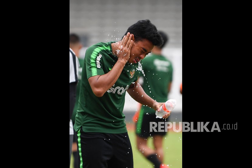 Pesepak bola Timnas Indonesia U-22 Nurhidayat membasuh muka ketika mengikuti pemusatan latihan di Stadin Madya, Kompleks GBK, Jakarta, Senin (28/1/2019).
