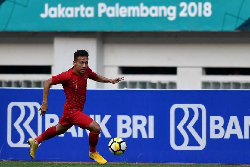 Pesepak bola Timnas Indonesia U19 Egy Maulana Vikri menggiring bola saat menghadapi Timnas Yordania U19 dalam pertandingan persahabatan di Stadion Wibawa Mukti, Cikarang Timur, Jawa Barat, Sabtu (13/10). Timnas Indonesia U19 menang 3-2. 