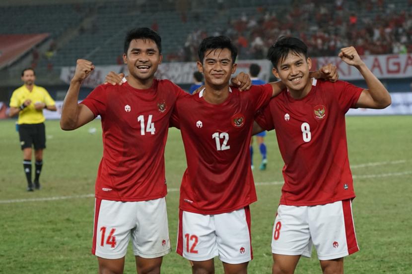 Pesepak bola Timnas Indonesia Witan Sulaeman (kanan), Pratama Arhan (tengah), dan Asnawi Mangkualam (kiri) berselebrasi usai membobol gawang Timnas Nepal pada laga terakhir Grup A Kualifikasi Piala Asia 2023 di Stadion Internasional Jaber Al Ahmad, Kuwait, Selasa (14/6/2022). Indonesia menang dengan skor 7-0 atas Nepal sekaligus memastikan diri lolos ke putaran final Piala Asia 2023 sebagai runner up terbaik. 