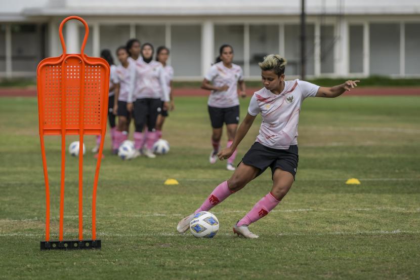 Para pesepak bola putri Indonesia saat sedang berlatih/ilustrasi. Asosiasi Sepak Bola Wanita Indonesia (ASBWI) menunggu instruksi PSSI untuk menggelar turnamen sepak bola putri Piala Pertiwi pada 2022.