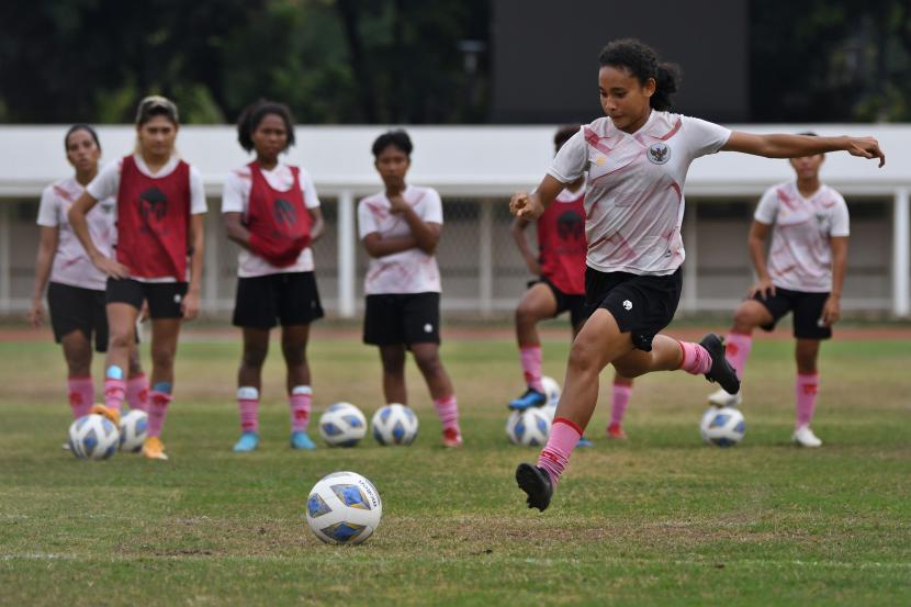 Pesepak bola Timnas Putri Indonesia Natasia Suci Ramadhani (kanan) menendang bola dalam pemusatan latihan di Stadion Madya, kompleks Stadion Utama Gelora Bung Karno (SUGBK), Senayan, Jakarta, Senin (3/1/2022). Pemusatan latihan tersebut sebagai persiapan untuk Piala Asia Wanita 2022 yang akan diadakan di India pada 20 Januari sampai 6 Februari 2022.
