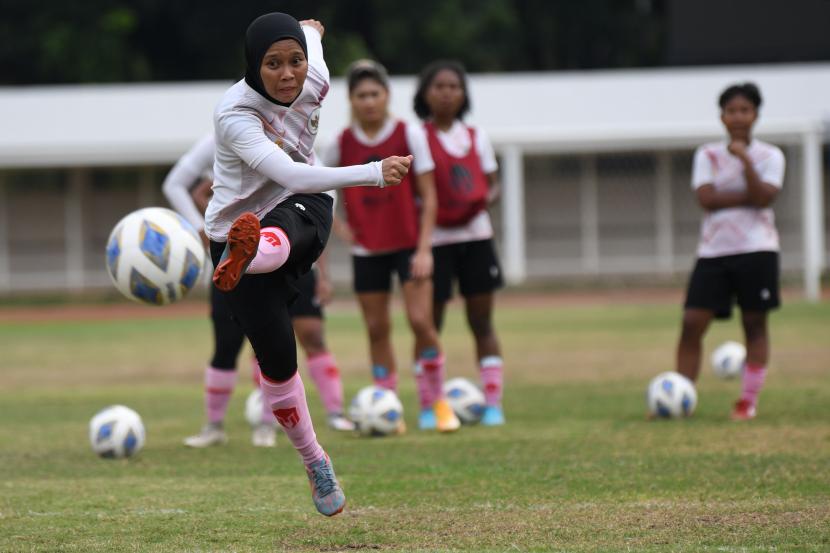 Pesepak bola Timnas Putri Indonesia Tia Darti Septiawati (kiri) menendang bola dalam pemusatan latihan di Stadion Madya, kompleks Stadion Utama Gelora Bung Karno (SUGBK), Senayan, Jakarta, Senin (3/1/2022). Pemusatan latihan tersebut sebagai persiapan untuk Piala Asia Wanita 2022 yang akan diadakan di India pada 20 Januari sampai 6 Februari 2022.