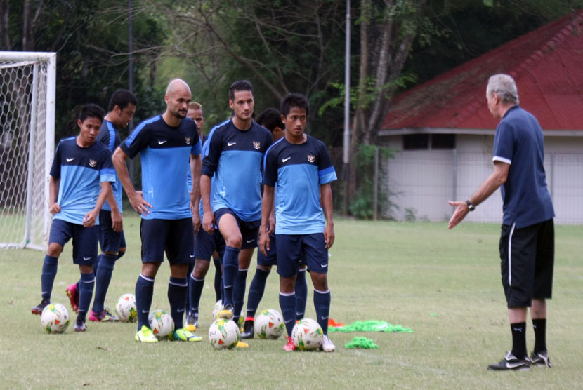 Pesepak bola Timnas Senior Indonesia Zulham Zamrun (kiri) dibayangi pemain lainnya menggiring bola saat latihan di lapangan Sekolah Pelita Harapan (SPH), Karawaci, Kabupaten Tangerang, Banten, Rabu (5/11). (Antara/Muhammad Iqb