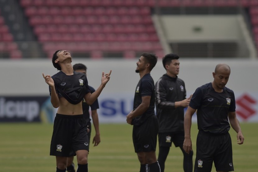 Pesepak bola Timnas Thailand melakukan latihan saat uji coba lapangan di Phillippine Sport Stadium, Bocaue, Filipina, Jumat (18/11). 