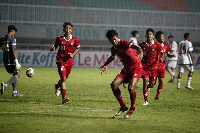 Pesepak bola timnas U-17 Indonesia Arkhan Kaka Putra (tengah) melakukan selebrasi setelah mencetak gol ke gawang timnas U-17 Uni Emirat Arab dalam laga Grup B Kualifikasi Piala Asia U-17 2023 di Stadion Pakansari, Kabupaten Bogor, Jawa Barat, Rabu (5/10/2022). Indonesia menang dengan skor 3-2. 