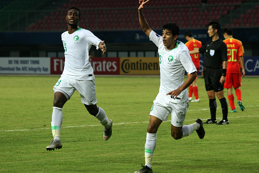 Pesepak bola Timnas U-19 Arab Saudi Abdulmohsen Alqahtani (kanan) melakukan selebrasi usai mencetak gol. Ilustrasi