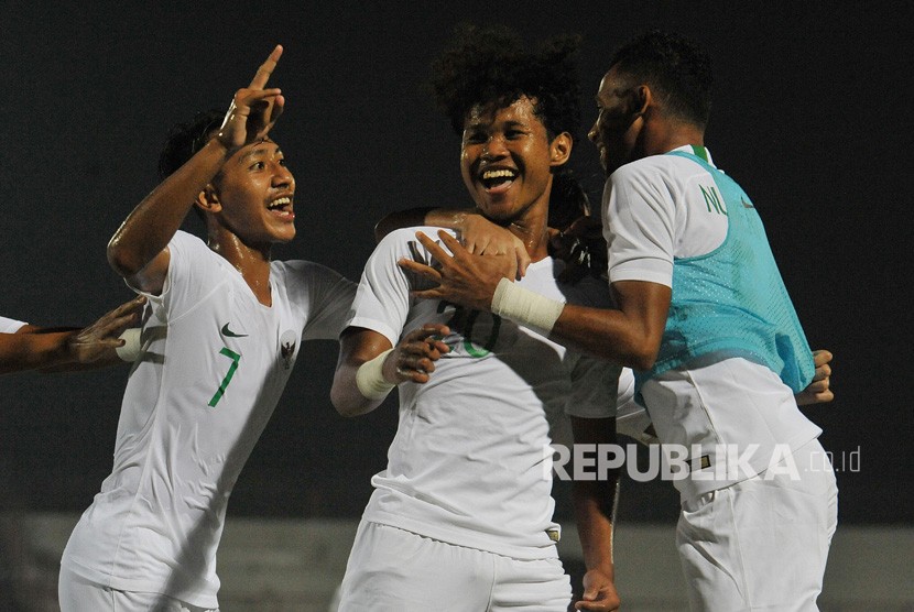 Pesepak bola Timnas U-19 Indonesia Bagus Kahfi (tengah)