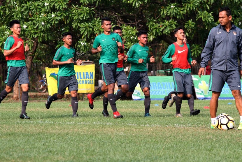 Pesepak bola Timnas U-19 Indonesia mengikuti latihan perdana di Lapangan Legenda Football Arena, kawasan Tambun Selatan, Bekasi, Jawa Barat, Jumat (29/9). 