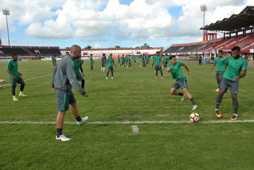 Pesepak bola Timnas U-22 berlatih memainkan bola saat pemusatan latihan di Stadion Kapten Dipta, Gianyar, Bali, Kamis (6/7).