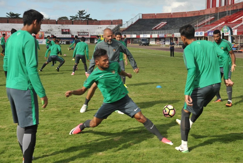 Pesepak bola Timnas U-22 berlatih memainkan bola saat pemusatan latihan di Stadion Kapten Dipta, Gianyar, Bali, Kamis (6/7). 