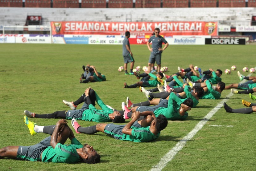 Pesepak bola Timnas U-22 melakukan pemanasan saat pemusatan latihan di Stadion Kapten Dipta, Gianyar, Bali, Kamis (6/7). 