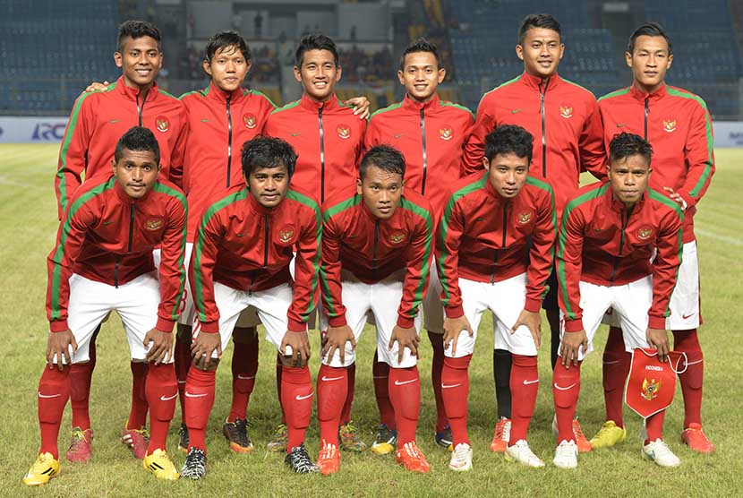Pesepak bola Timnas U-23 Indonesia berpose bersama sebelum bertanding melawan timnas U-23 Timor Leste pada kualifikasi Grup H Kejuaraan Piala Asia (AFC) U-23 Tahun 2016 di Stadion Utama Gelora Bung Karno, Senayan, Jakarta, Jumat (27/3). (Antara/Widodo S. J